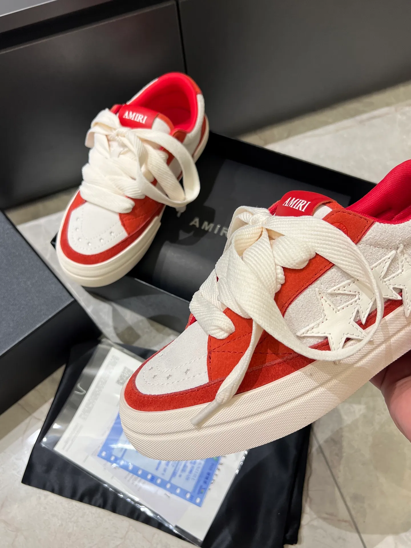Men's shoes 💰p560 "AMIR*" new men's low-top casual sports sneakers bone shoes, another pair of irresistible bone shoes. Bone shoes are one of AMIRI's most popular items. Made of first-layer cowhide upper. The side bones are made of two cowhide laminations. It has a three-dimensional effect. The leather incisions are all oil-edged. Contrast color design. Simple style. Fashionable sports. Customized metal LOGO nameplate embellished with laces. Exclusive top-quality version. Supports contrast. Breathable mesh lining. The original rubber outsole is a must-have item for daily leisure. It is suitable for various occasions. If you pursue high quality, check it out. It is super cool on the feet and comes with a full set of original packaging! Size: 39-45!